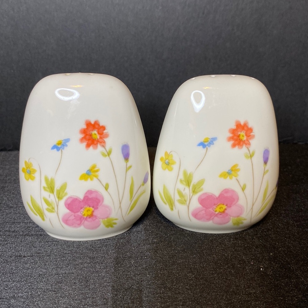 Narumi Japan Salt and Pepper Shakers